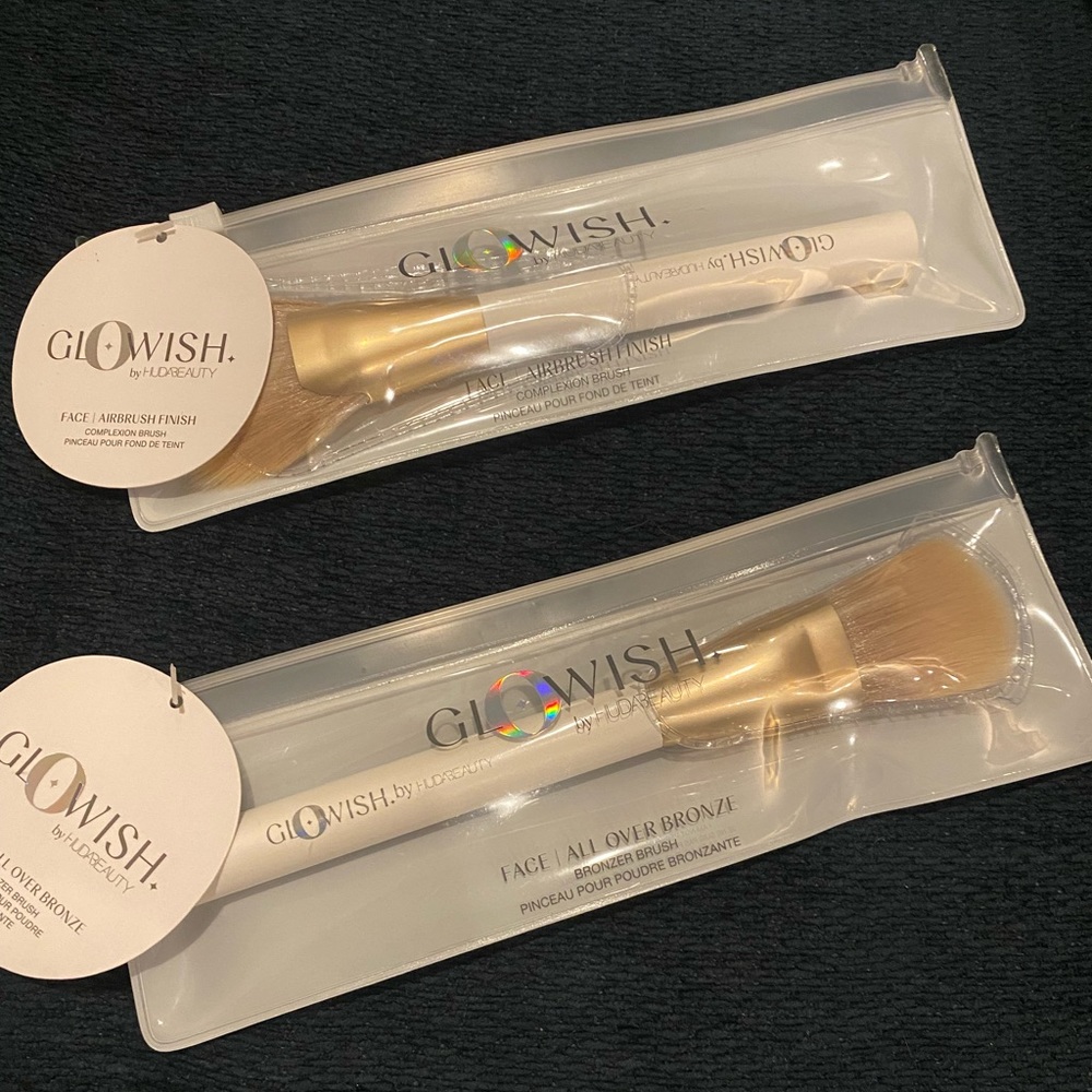 HudaBeauty Glowish all over face bronzer brush (sealed!!!)